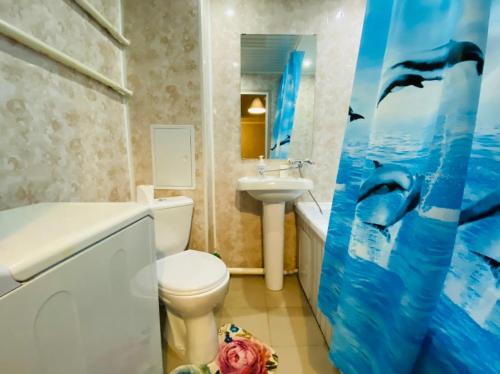 モスクワにあるApartment Hanaka Bibliotechnaya 17のバスルーム(トイレ付)、壁にイルカの流し台が備わります。