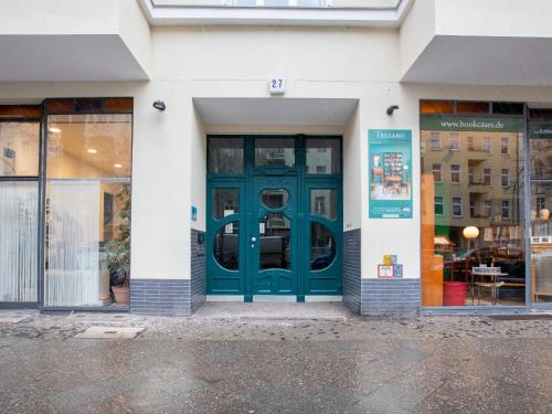 una tienda frente con una puerta azul en Apartment Berlin Kaiser-Friedrich-Straße, en Berlín
