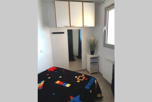 une chambre avec un lit avec une couette dessus dans l'établissement F2 entier CANET VUE MER // BALCON + PARKING, à Canet