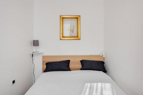 A bed or beds in a room at Easylife - Bello e Luminoso Flat in zona Centrale