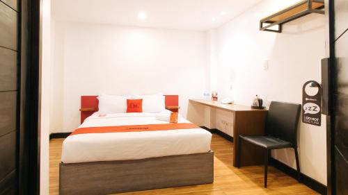 Кровать или кровати в номере RedDoorz Plus at MM Hotel Las Pinas former RedDoorz Plus Near Bamboo Organ