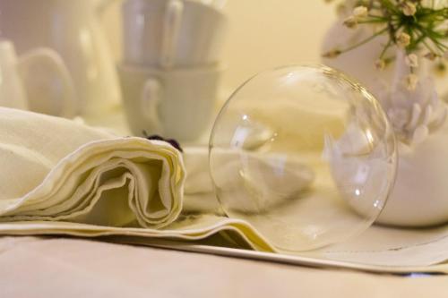 a glass bowl sitting on top of a table at Four Points Flex by Sheraton Naples Marigliano in Marigliano