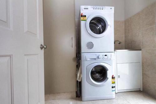a washing machine and a washer in a room at Casavino Luxury Villa in McLaren Vale