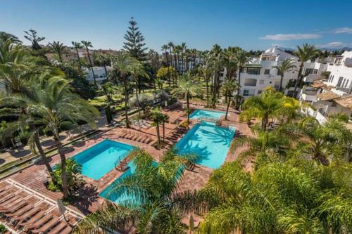 puerto banus beach/alcazaba
