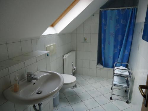 ein Bad mit einem Waschbecken und einem WC in der Unterkunft Pension Schwalbe in Zwenkau