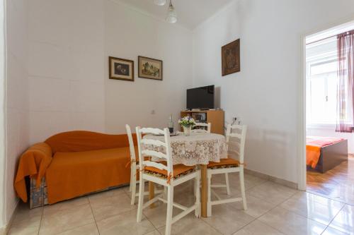 Televízia a/alebo spoločenská miestnosť v ubytovaní Sunny Apartments Mara