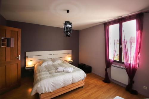 a bedroom with a bed with two towels on it at Maison tendance avec jardin, centre village, Alpilles, familles in Eyragues