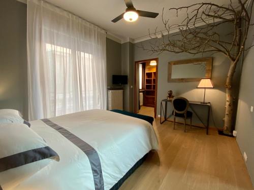 ボルゴマネーロにあるMomiのベッドルーム1室(ベッド1台付)、壁に木の枝