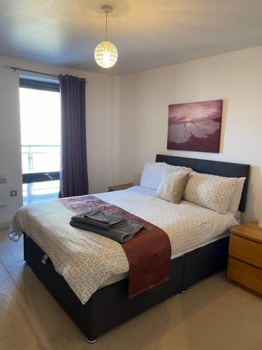Un pat sau paturi într-o cameră la South Shore Road, Gateshead