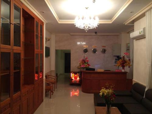 a large lobby with a waiting room and a chandelier at Ph&uacute; Ho&agrave;ng Nam Hotel in Ho Chi Minh City