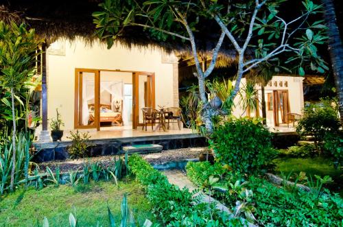 Κήπος έξω από το Mushroom Beach Bungalows