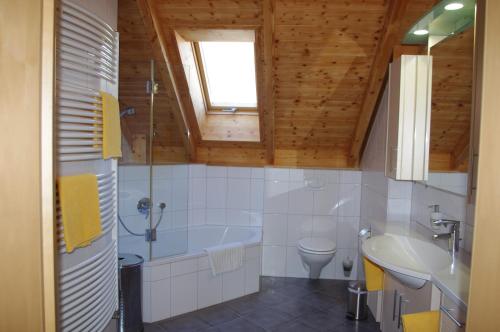 een badkamer met een bad, een toilet en een wastafel bij Ferienwohnung Ernst in Riedenburg