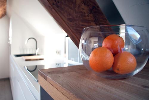 eine Schüssel Orangen auf einer Theke in einer Küche in der Unterkunft De Heide, cozy apartment with separate entrance in Kampenhout
