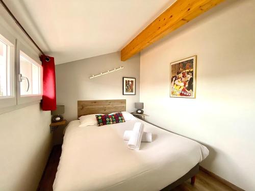 a bedroom with a large bed in a room at Le Patio - appartements climatisés Toulouse centre in Toulouse
