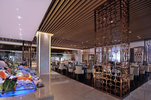 a restaurant with tables and chairs in a building at Dongguan Kande International Hotel in Dongguan