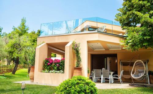 Vonkajšia záhrada v ubytovaní Anemone Villa with Outdoor Hot Tub, Sani Luxury Villas collection