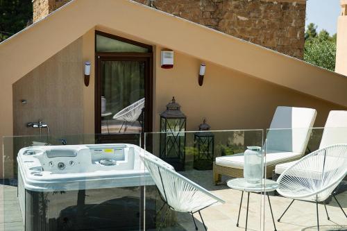 Posedenie v ubytovaní Anemone Villa with Outdoor Hot Tub, Sani Luxury Villas collection
