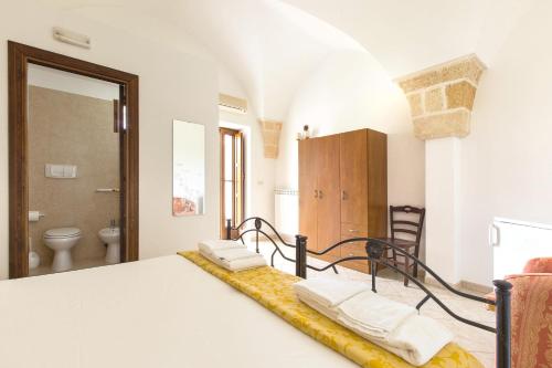 a bedroom with a bed with towels on it at Villa Martina by BarbarHouse in Carovigno