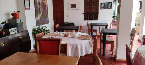 uma sala de jantar com uma mesa com uma toalha de mesa branca em Posada Portal de la Villa em Villa de Leyva