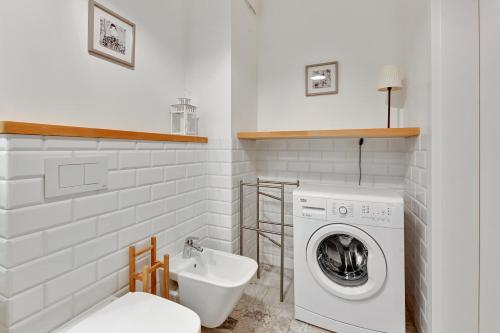 グダニスクにあるGrand Apartments - Modern Old Town Apartmentのバスルーム(洗濯機、シンク付)