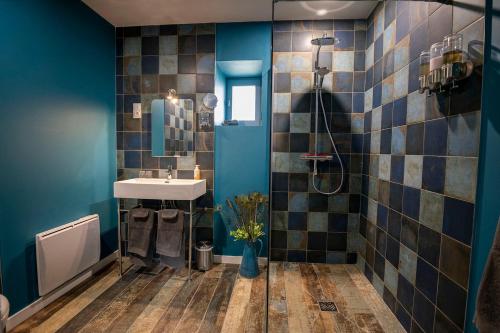 La salle de bains est pourvue d'un lavabo et d'une douche. dans l'établissement Moulin des Comtes - chambre des comtes, à Viverols
