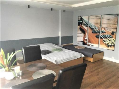 Ένα ή περισσότερα κρεβάτια σε δωμάτιο στο Apartamenty ZACISZE