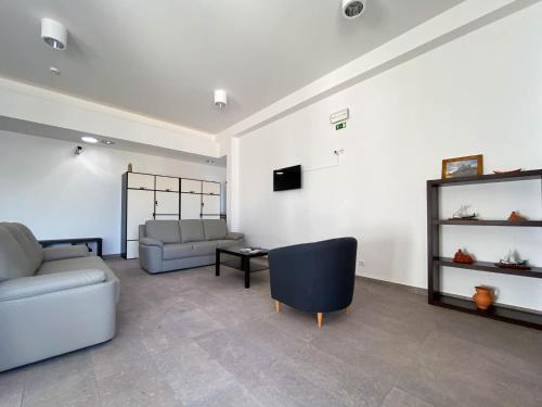 a living room with a couch and a chair at Albergue da Juventude in Tancos