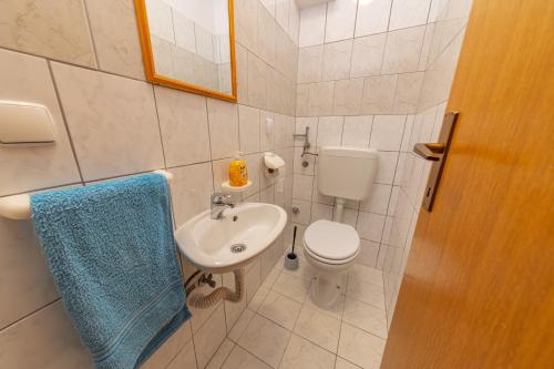 Ένα μπάνιο στο Apartmens Mendula