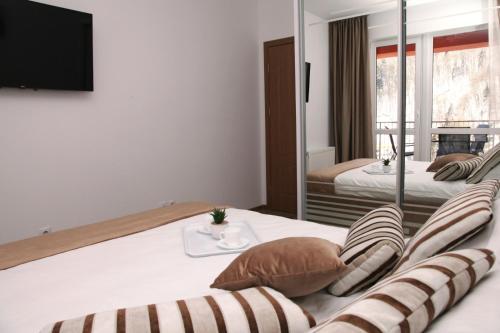 Un pat sau paturi într-o cameră la Belleview Relax Sinaia