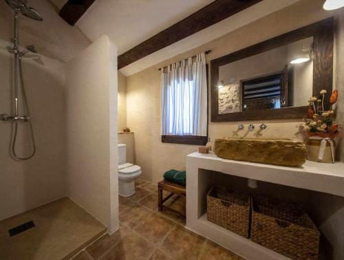 uma casa de banho com um lavatório e um WC em Mas de les Garroferes em Useras