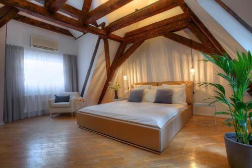 Postel nebo postele na pokoji v ubytování Ericsson Palace