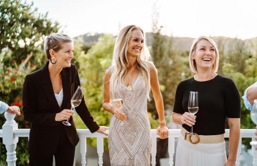 un grupo de mujeres sosteniendo copas de vino en Last Word Franschhoek, en Franschhoek