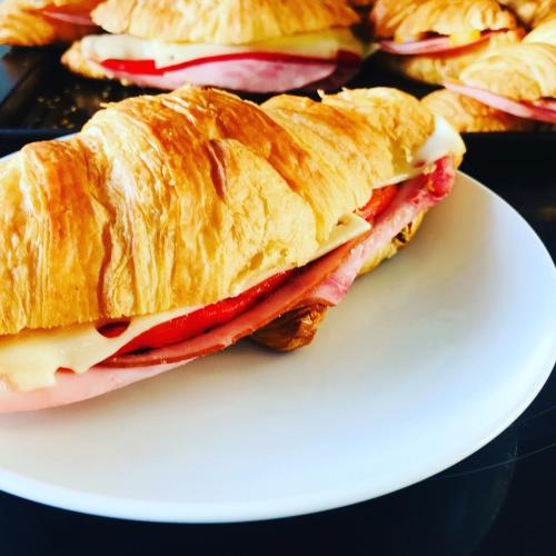 un panino su un piatto bianco su un tavolo di Auberge De Mon Petit Chum B&B a Wakefield