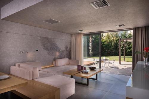 Khu vực ghế ngồi tại Icarus Hotel