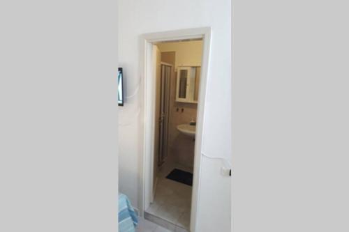 Habitación con baño con aseo y lavabo. en Casa Vacanza San Bernardino, en Bérgamo