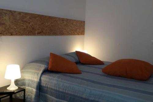 ein Schlafzimmer mit einem Bett mit zwei Kissen darauf in der Unterkunft Casa Vacanza San Bernardino in Bergamo