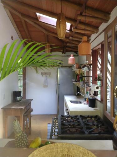 Una cocina o zona de cocina en Casa limão