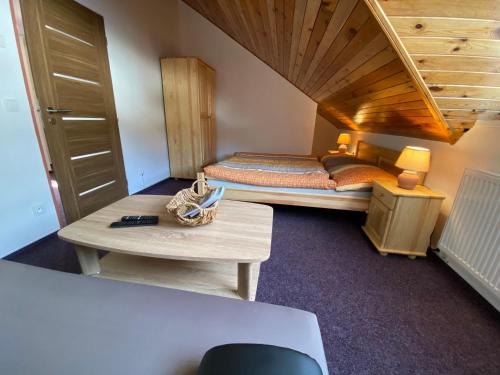 Postel nebo postele na pokoji v ubytování Apartmány Kubova Huť