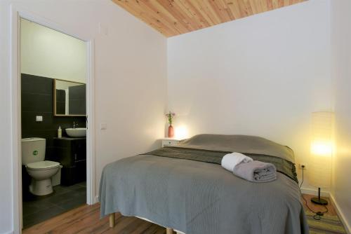 En eller flere senge i et værelse på Avó Rosa Guesthouse