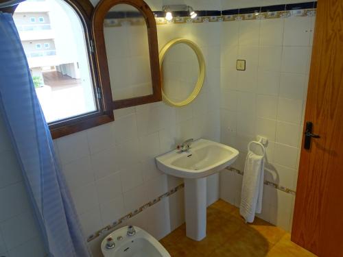 uma casa de banho com um lavatório e um espelho em Aldeas Taray Admer 12 em La Manga del Mar Menor