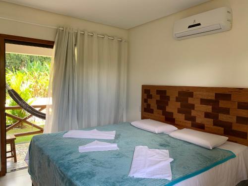 ein Schlafzimmer mit einem Bett mit Handtüchern darauf in der Unterkunft Pousada Villa Dos Sonhos in Itacaré