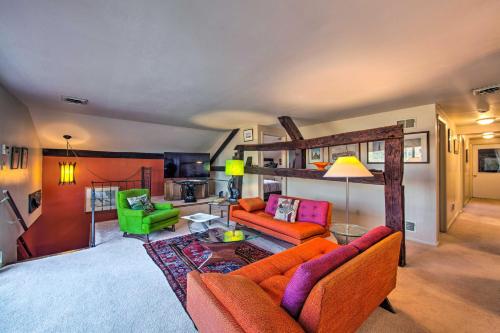 uma sala de estar com mobiliário laranja e cadeiras verdes em Runningwater Apartment in Lancaster with Deck em Lancaster