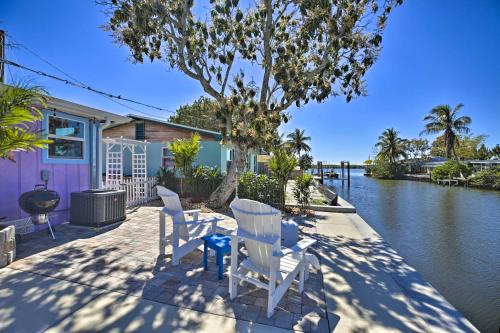 Fotografie z fotogalerie ubytování Waterfront Matlacha Island Cottage with Dock! v destinaci Matlacha