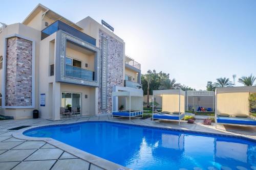 une villa avec une piscine dans un complexe dans l'établissement Serenity Home Hurghada, à Hurghada