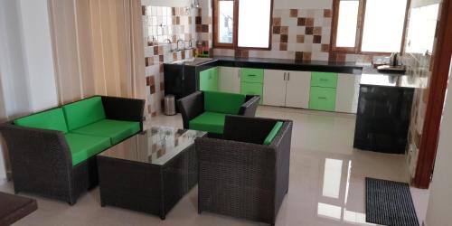 Zona de estar de Pranav Homes - An idyllic abode with a picturesque view