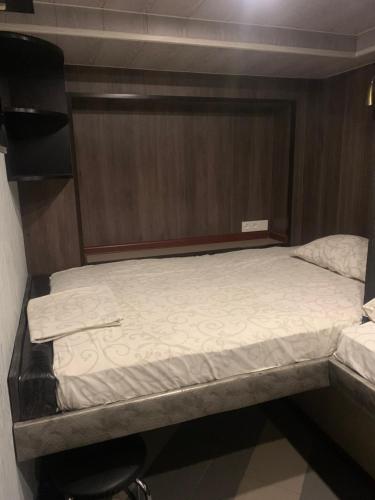 małe łóżko w małym pokoju z: w obiekcie Хостел ХАН w Charkowie