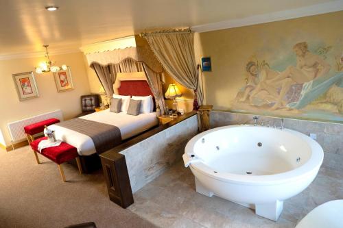 Postel nebo postele na pokoji v ubytování The Ballyliffin Lodge and Spa