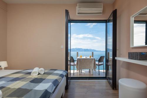 a bedroom with a bed and a view of the ocean at Casa Del Sole in Gradac