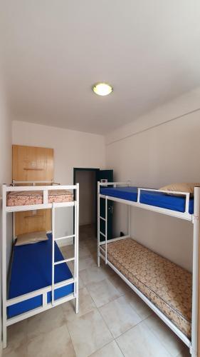 a room with two bunk beds in a room at Sangha Urbana - hostel, yoga & meditação in Rio de Janeiro