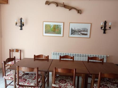comedor con mesa de madera y sillas en Casa Nando, en Esterri d'Àneu